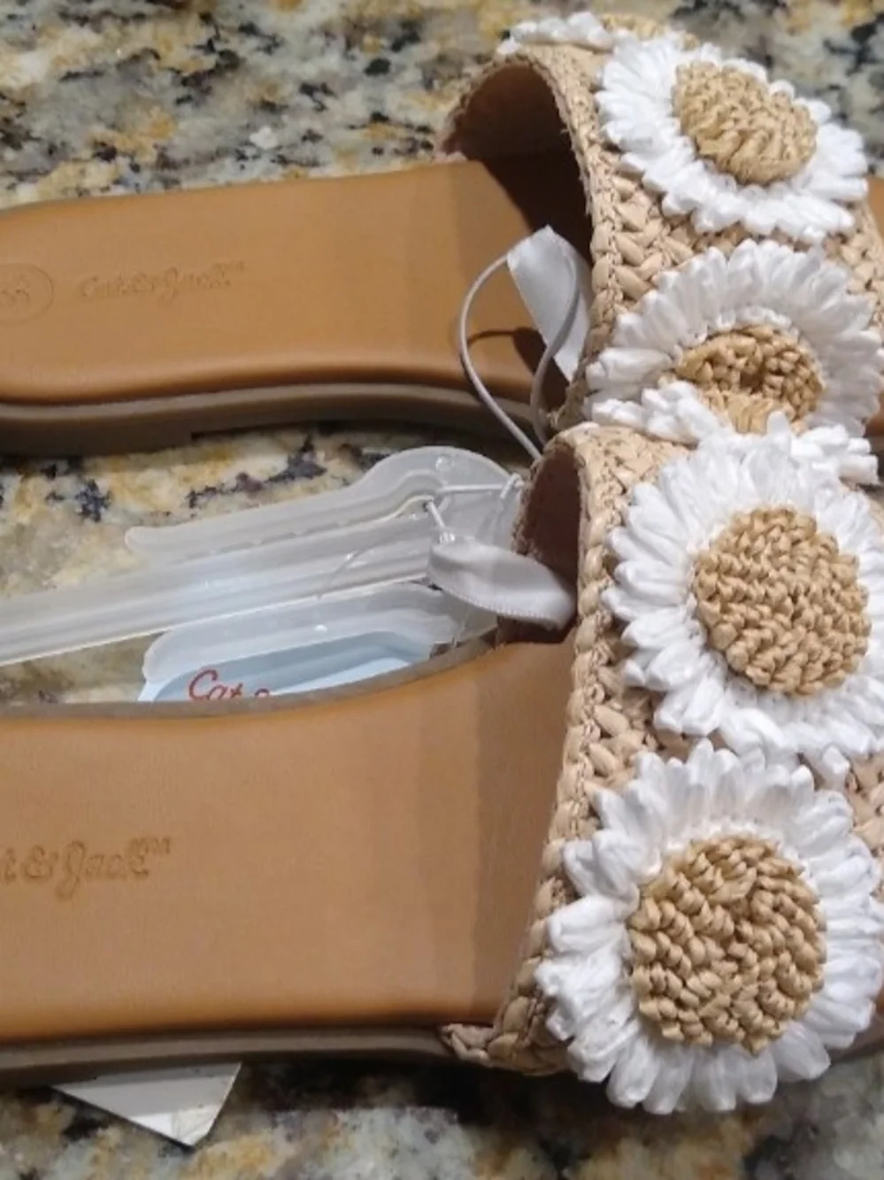 New Cat & Jack Tan Woven Kids Slide Slippers with White Daisy Appliques Size 13.